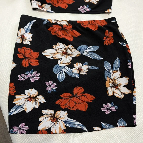 SHEIN Curve Floral Top with Black Trim - Picture 6 of 8